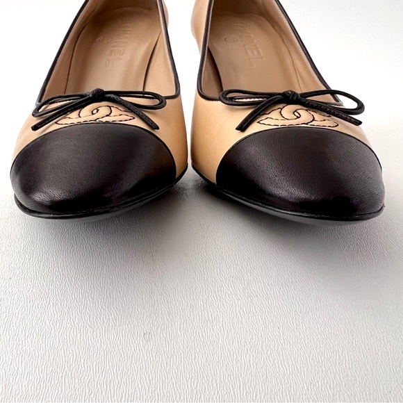 New CHANEL | Beige and Black Cap Toe Pumps Interlocking CC Logo with Bow EU 38.5 - Picture 6 of 16